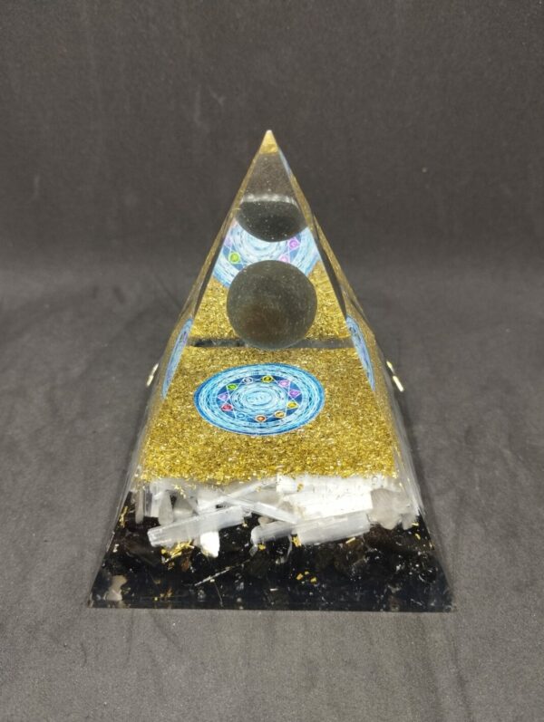 Pyramide Orgonite Tourmaline noire et Sélénite