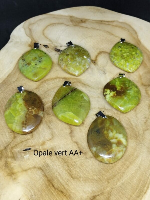 Opale verte en pendentif AA+