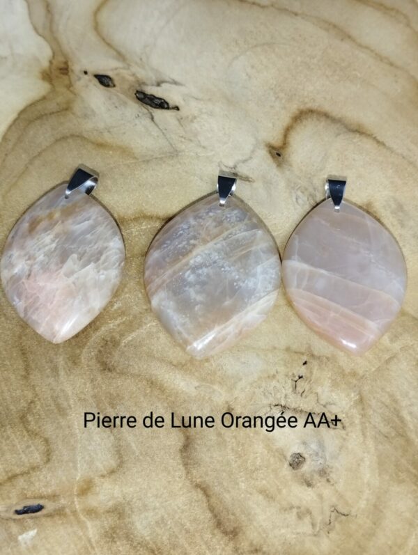 Pierre de lune orangée / Rose en pendentif AA+