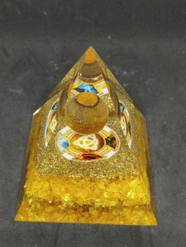Pyramide orgonite en citrine