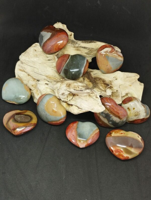 Jaspe polychrome en forme de coeur