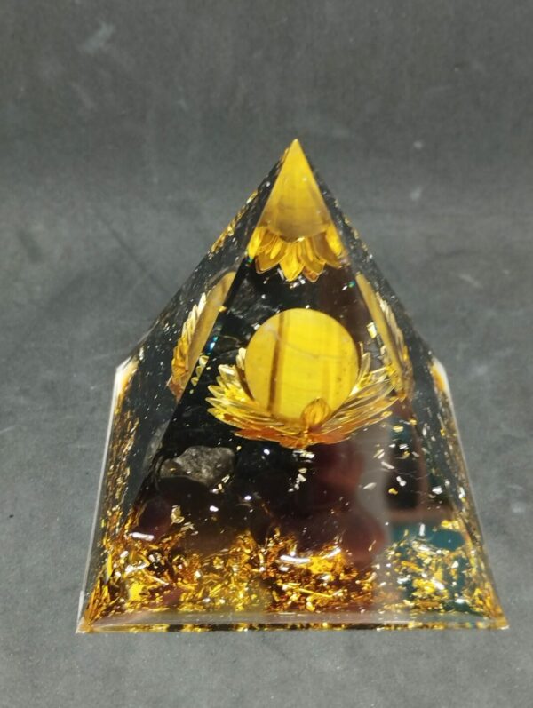 Pyramide orgonite en obsidienne noire et lotus