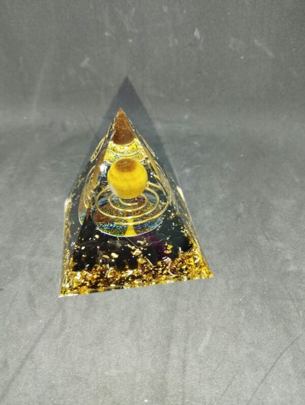 Pyramide orgonite en obsidienne spirale