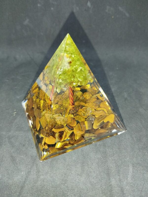 Pyramide orgonite oeil de tigre, péridot